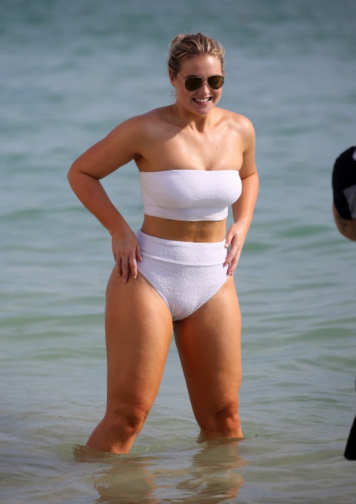 Iskra-Lawrence-cameltoe-3.jpg