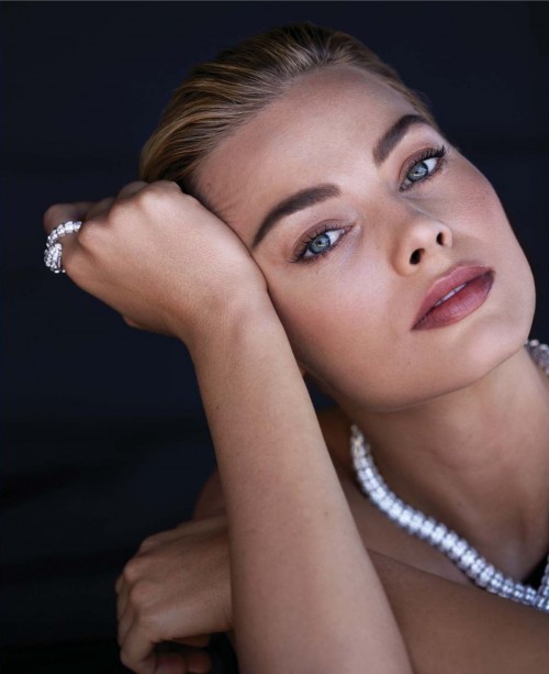 Margot-Robbie---Harpers-Bazaar-US-December-2018January-2019-8.jpg