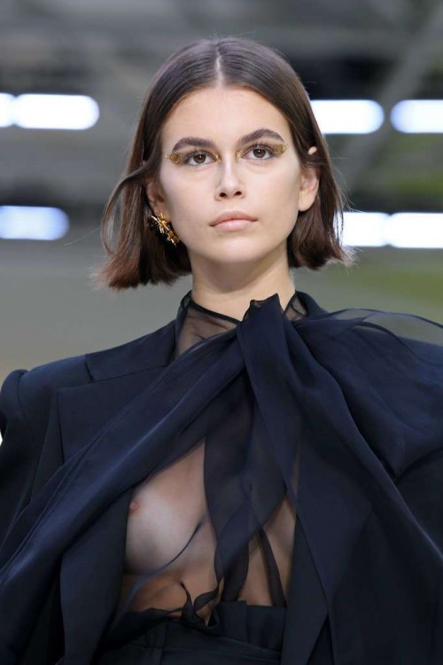 Kaia-Gerber-Nip-SlipRampwalk-at-Valentino-Fashion-Show-in-Paris-1.jpg