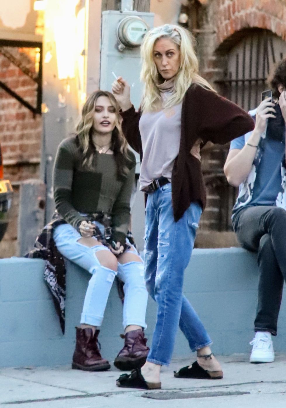 Paris-Jackson-Smoke-Break-28.11-11.jpg