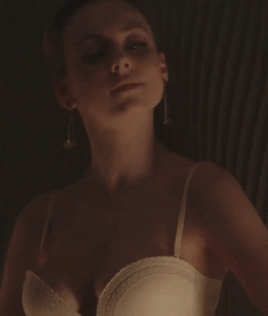 Ester-Exposito-desnuda-gif-30.gif