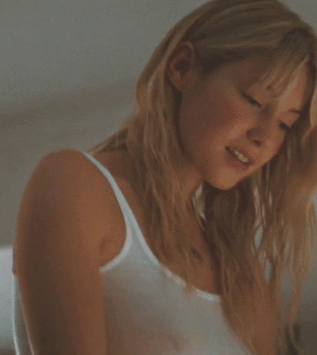 Laura-Ramsey-boobs-gif-4.gif