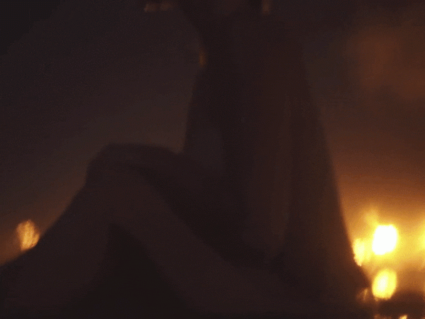 Alba-Baptista-nua---Floating-2.gif