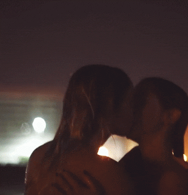 Alba-Baptista-nua---Floating-9.gif