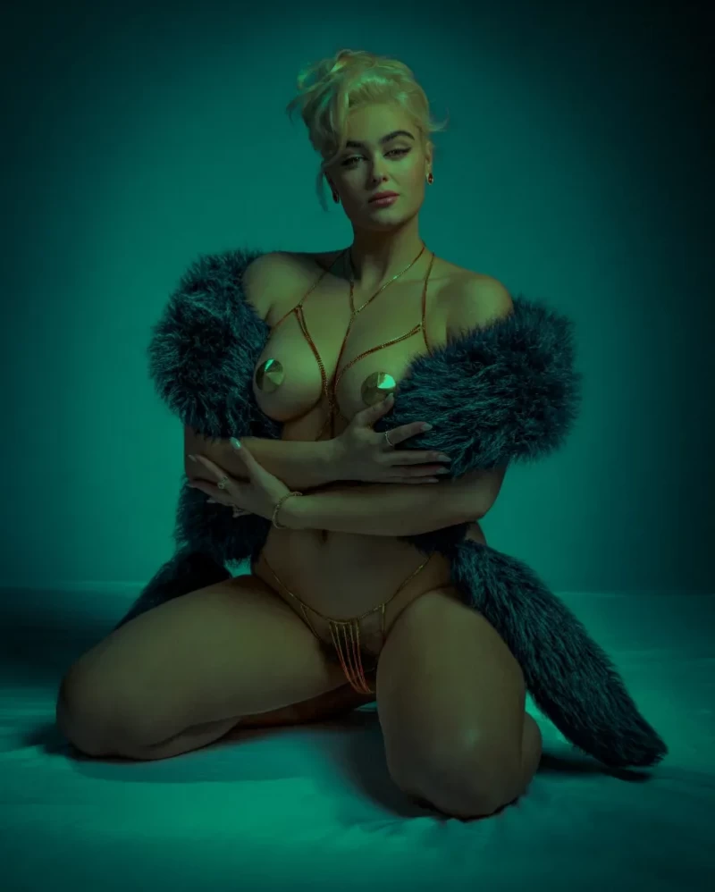 Stefania-Ferrario-Hit-Nude-Body-22a75c881bafb8445d.webp